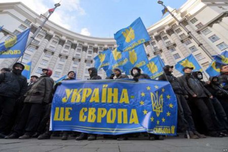 Мини-провокация: В центре Киева 15 секунд топтались по флагу Евросоюза (ФОТО)