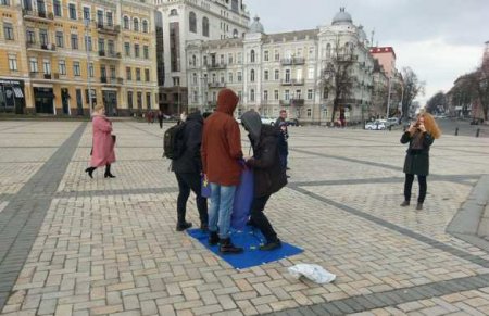 Мини-провокация: В центре Киева 15 секунд топтались по флагу Евросоюза (ФОТО)