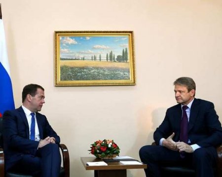 Медведев посоветовал опоздавшему Ткачеву «ставить себе будильник в разные места»
