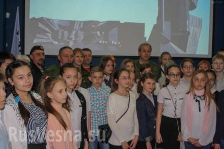 Донбасс помнит: на уроке мужества детям рассказали об Арсене Павлове (ФОТО)