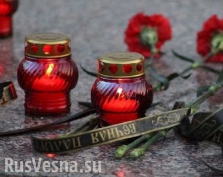 Украинцы несут цветы к посольству России в память о жертвах взрыва в Петербурге (ВИДЕО)