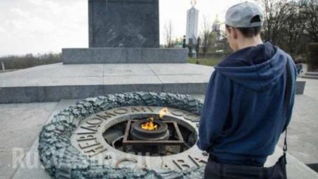 В Киеве вандалы разрушили мемориал Вечной Славы (ФОТО)