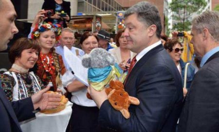 Порошенко пообещал украинцам в Латвии русскоязычный телеканал