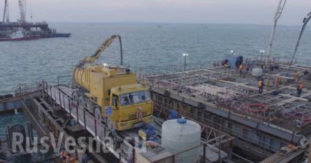 Строители Крымского моста бетонируют важнейшую фарватерную опору (ФОТО)