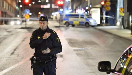 В центре Стокгольма грузовик врезался в толпу, есть жертвы