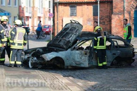 Автомобиль протаранил ратушу в Германии, здание загорелось (ФОТО, ВИДЕО)