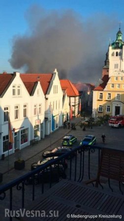 Автомобиль протаранил ратушу в Германии, здание загорелось (ФОТО, ВИДЕО)