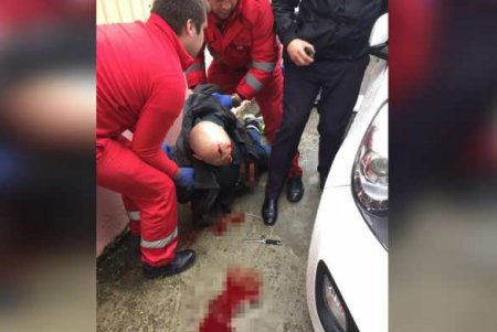 В Сочи водитель напал на полицейского с ножом