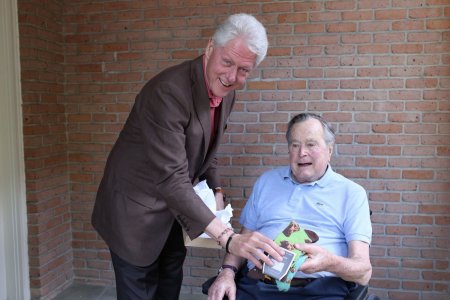 Клинтон подарил носки Бушу (ФОТО)