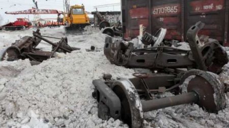 Поезд врезался в школьный автобус под Омском: есть жертвы