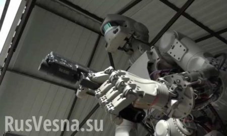 Уникальные кадры: Российский боевой робот стреляет с двух рук (ВИДЕО)