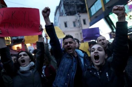 Тысячи турок вышли на акции протеста в Стамбуле