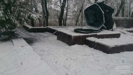 В Днепропетровске вандалы пытались украсть на металлолом памятник с Братской могилы