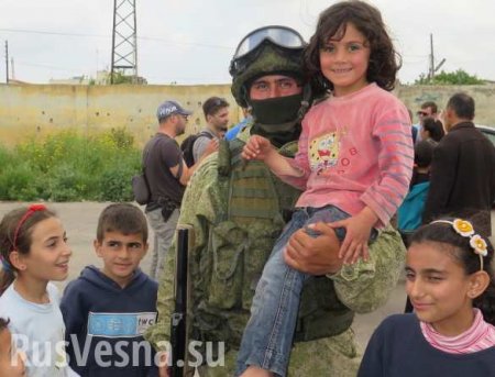 Трогательные кадры: Радостные дети и Гимн России — сирийцы встречают российских военных (ВИДЕО)
