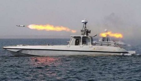 Эсминцу США пришлось изменить курс из-за иранского катера