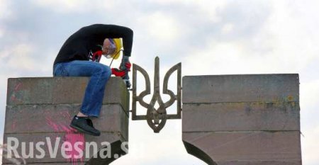 Лёд тронулся: власти Польши снесли памятник УПА (ФОТО)