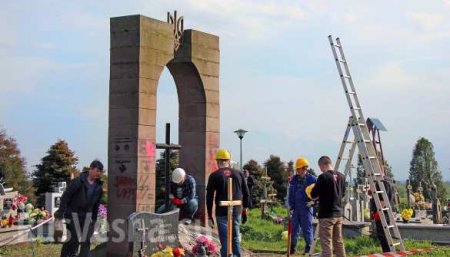 Лёд тронулся: власти Польши снесли памятник УПА (ФОТО)