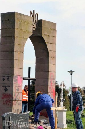 Лёд тронулся: власти Польши снесли памятник УПА (ФОТО)