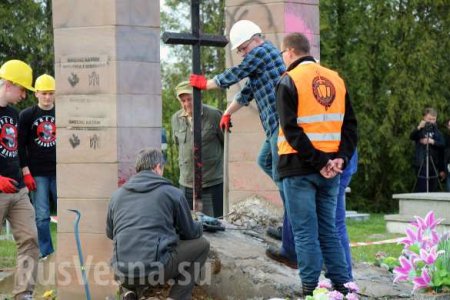 Лёд тронулся: власти Польши снесли памятник УПА (ФОТО)