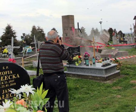 Лёд тронулся: власти Польши снесли памятник УПА (ФОТО)