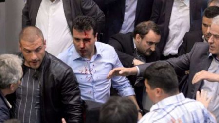 Протестующие захватили парламент Македонии