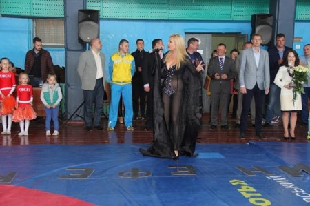 Пропаганда разврата: в Черниговской области певица выступила перед детьми в шокирующе непристойном виде
