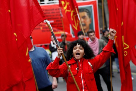 Представители левых прошли маршем по Лондону с портретами Сталина и советскими флагами