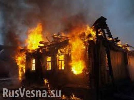 ВСУ обстреляли окраину Горловки, горит жилой дом