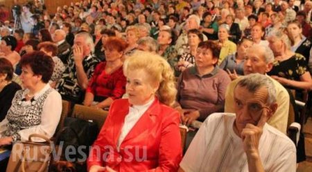 Во время праздничного концерта ко Дню Победы в Славянске «свидомой» патриотке надели на голову почетную грамоту (ФОТО, ВИДЕО)