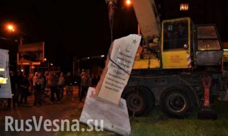 Обыкновенный фашизм: ко Дню Победы в Одессе снесли памятный знак Жукову (ФОТО, ВИДЕО)