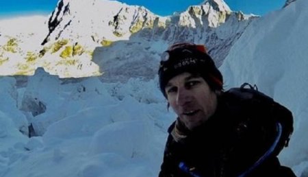 Альпинист-безбилетник спрятался в пещере на Эвересте
