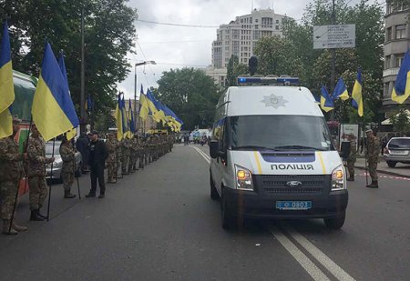 Фекалиями пока не бросаются: Полиция заблокировала штаб ОУНовцев в Киеве — те отбиваются дымовыми шашками и палками