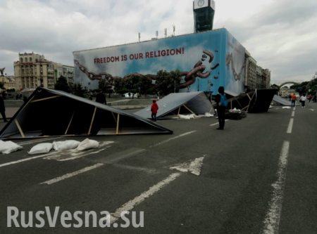 Знаки: В Киеве ветер уничтожил выставку, посвященную «героям АТО» (ФОТО)