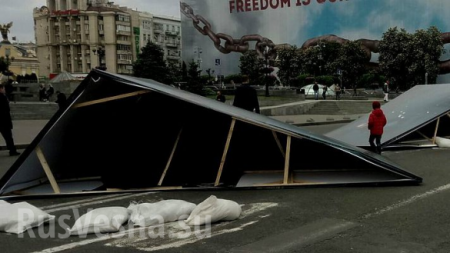 Знаки: В Киеве ветер уничтожил выставку, посвященную «героям АТО» (ФОТО)