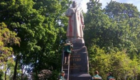 В Киеве облили краской памятник Ватутину