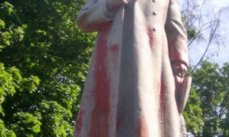 В Киеве облили краской памятник Ватутину