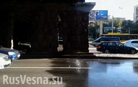 В центре Киева потёк мост (ВИДЕО)