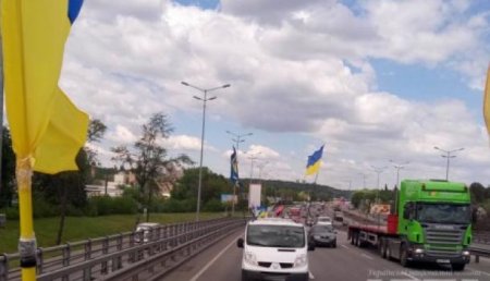 Колонна автомобилей двинулась из Киева на пикет к имению Порошенко в Козине