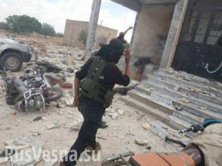 Бойня в Идлибе: Смертники взорвали базу «Ахрар аш-Шам» сотнями кг взрывчатки, убив и ранив десятки боевиков (ФОТО 18+)