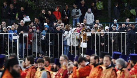 Тысячи паломников стоят в очереди к мощам святителя Николая Чудотворца в Москве