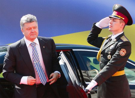Николай Азаров: «До президентства Порошенко воровал скромно, но потом»…