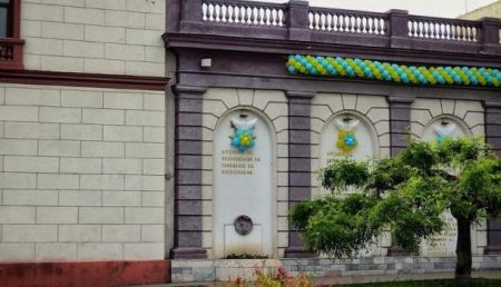 Чтоб не перепугался: стену Героев Великой Отечественной к приезду Порошенко завесили сине-жёлтыми шариками