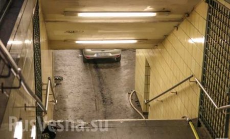 В Берлине автомобиль въехал на станцию метро, есть пострадавшие (ФОТО, ВИДЕО)