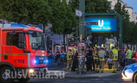 В Берлине автомобиль въехал на станцию метро, есть пострадавшие (ФОТО, ВИДЕО)