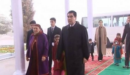 «Вы — мать-героиня всех туркмен!»: Туркменские чиновники спели про мать президента на рабочем заседании