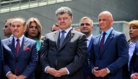 СМИ назвали причину мятых костюмов у Порошенко
