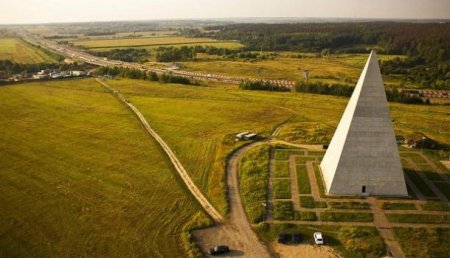 Опубликовано видео уничтожения ураганом пирамиды Александра Голода в Москве
