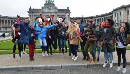 Университет Брюсселя извинился за призыв к студенткам надеть выпускные платья с «милым декольте»
