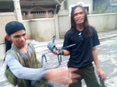 Жестокие бои в г. Марави: ИГИЛ атакует колонну армии и захватывает филиппинские БТРы (ФОТО)