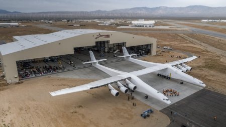В США впервые выкатили из ангара самый большой самолёт в мире (ФОТО, ВИДЕО)